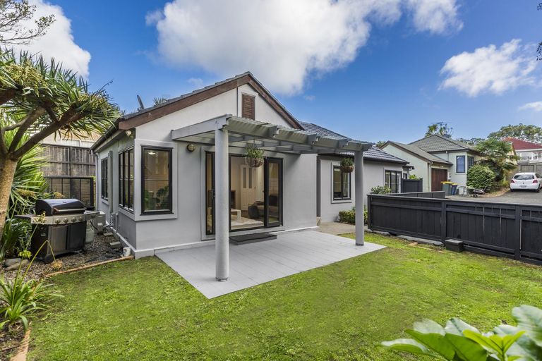 Photo of property in 3/8 Golf Road, New Lynn, Auckland, 0600
