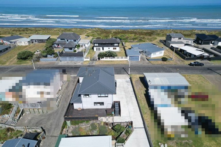 Photo of property in 17 Marine Parade South, Foxton Beach, Foxton, 4815