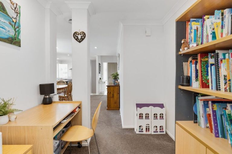 Photo of property in 33 Seabreeze Place, Papamoa Beach, Papamoa, 3118