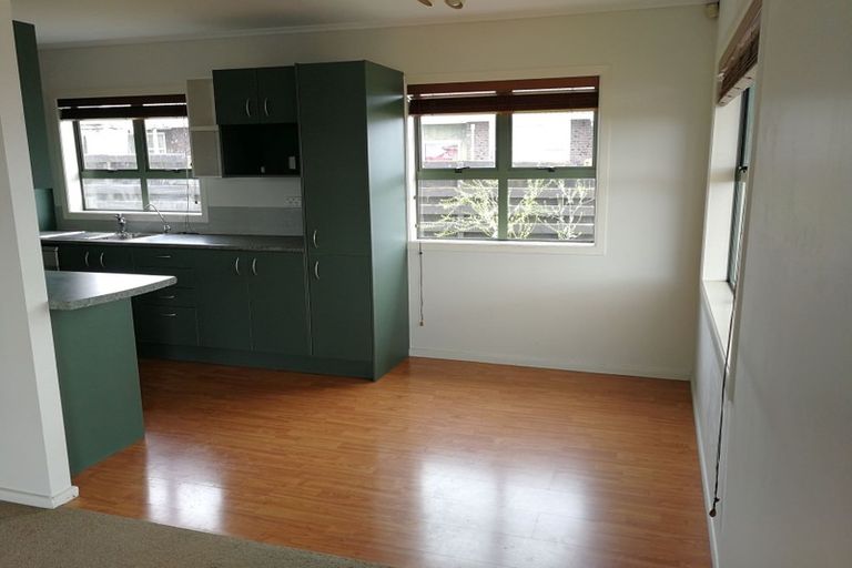 Photo of property in 12 Bamboo Grove, Kelston, Auckland, 0602