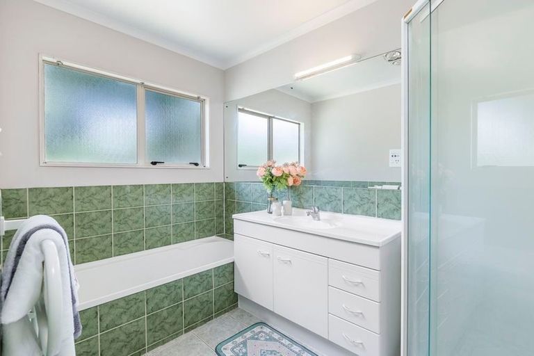 Photo of property in 35 Trotting Terrace, Fairview Heights, Auckland, 0632