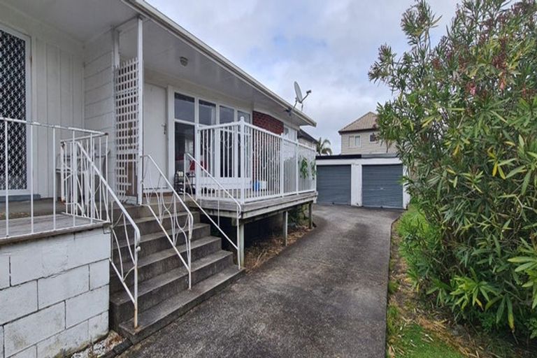 Photo of property in 2/124 Te Atatu Road, Te Atatu South, Auckland, 0610