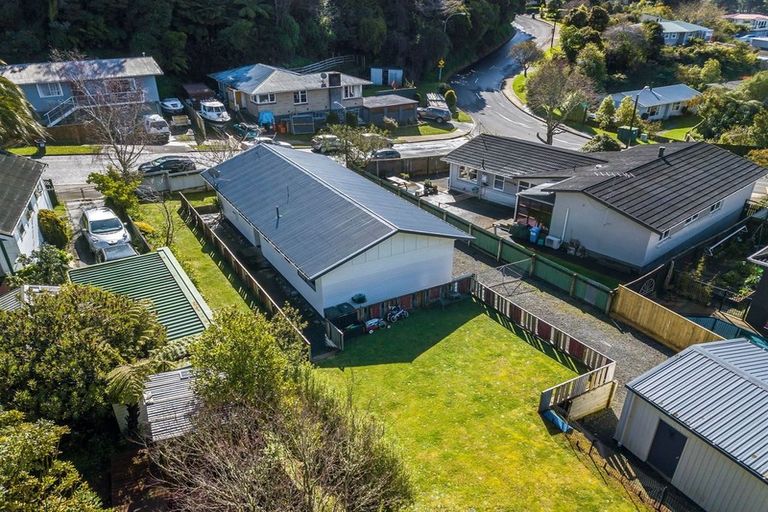 Photo of property in 2 Harold Grove, Stokes Valley, Lower Hutt, 5019