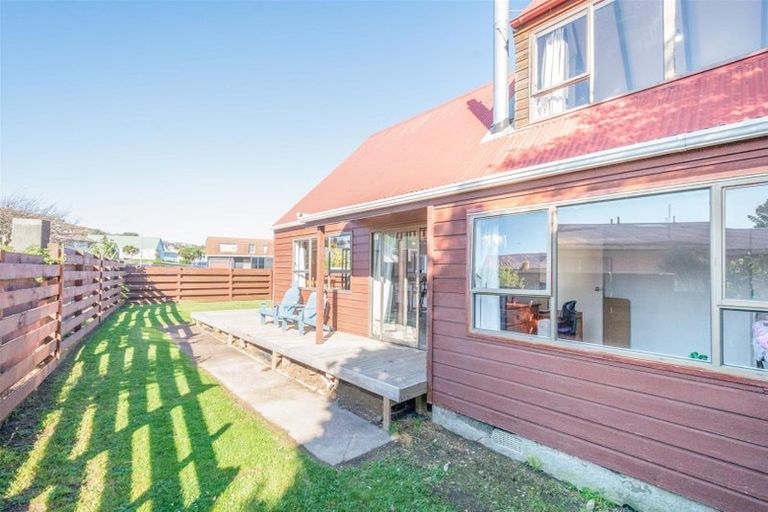 Photo of property in 27a Kingsbridge Place, Newlands, Wellington, 6037