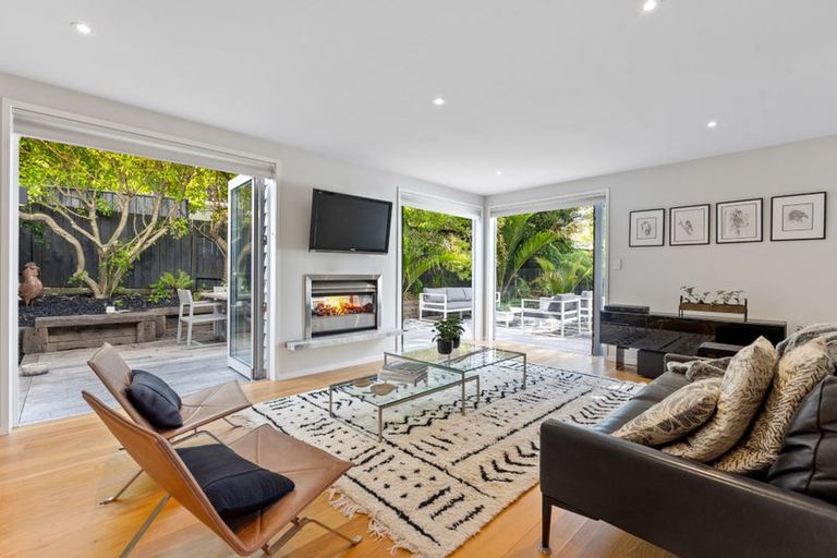 Photo of property in 15c Rodney Road, Northcote Point, Auckland, 0627