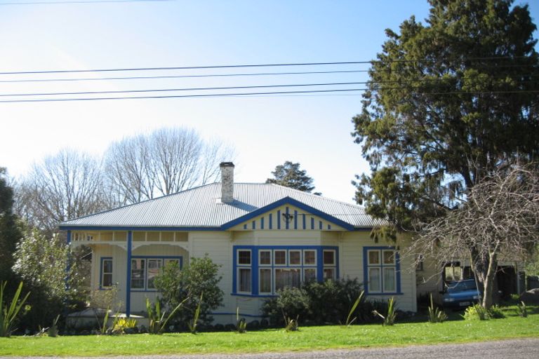 Photo of property in 17 Milne Street, Hunterville, 4730