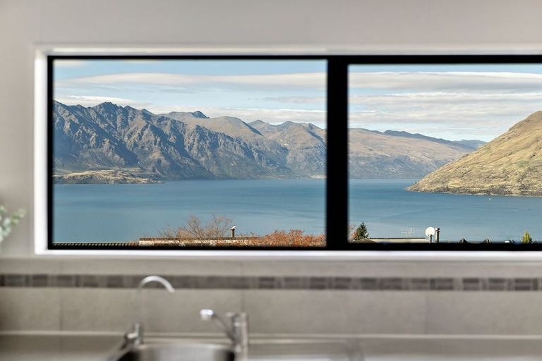 Photo of property in 44 Wynyard Crescent, Fernhill, Queenstown, 9300