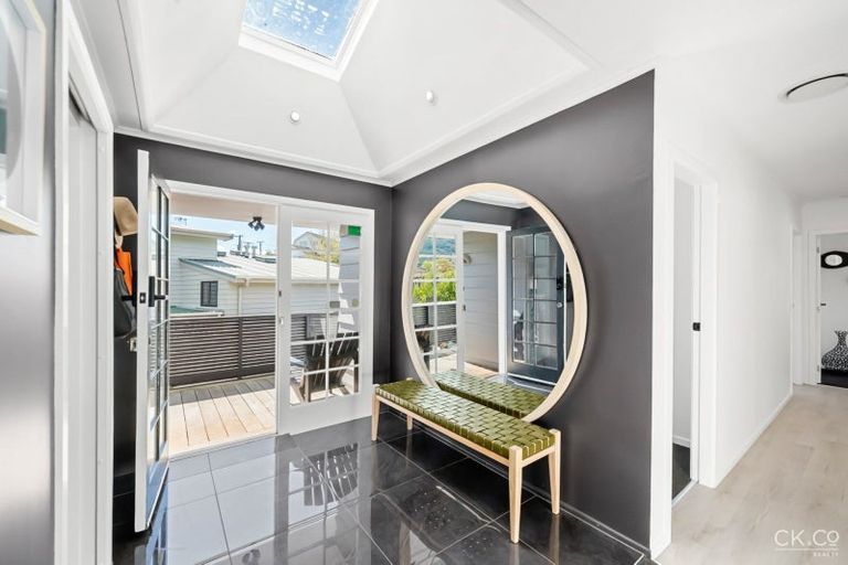 Photo of property in 10 Dowling Grove, Silverstream, Upper Hutt, 5019