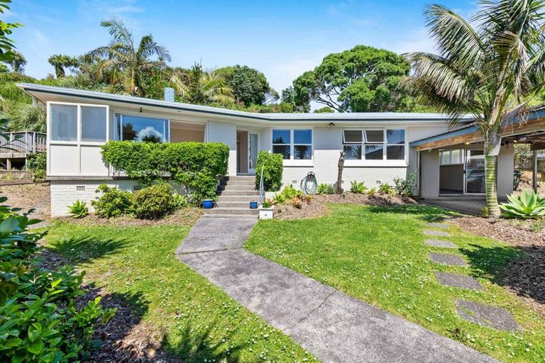 Photo of property in 11 Luke Place, Eastern Beach, Auckland, 2012