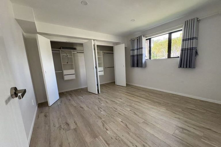 Photo of property in 1/20 Peach Road, Glenfield, Auckland, 0629