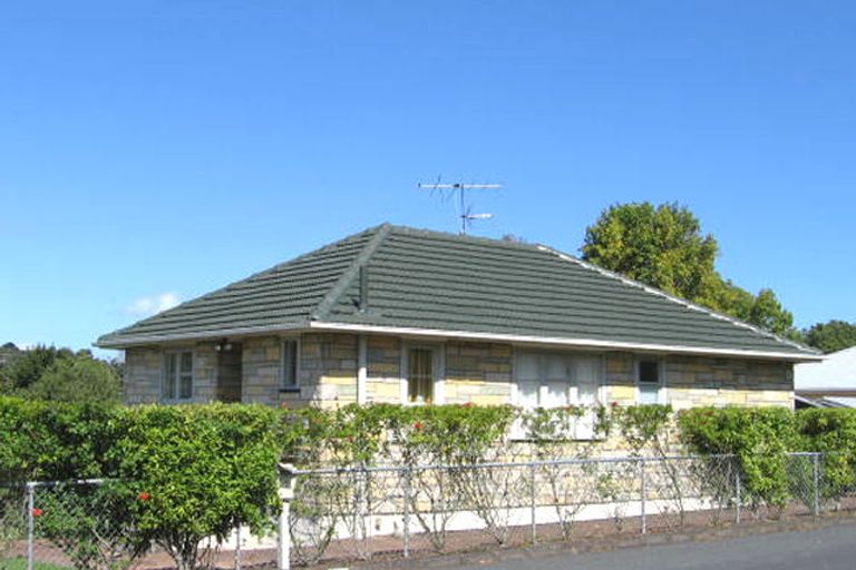 Photo of property in 1 Trojan Crescent, New Lynn, Auckland, 0600