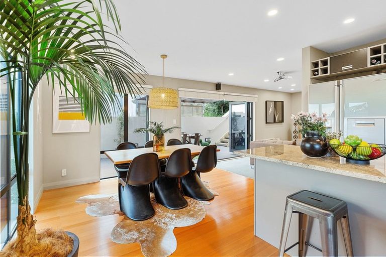 Photo of property in 5 Bunker Way, Strathmore Park, Wellington, 6022