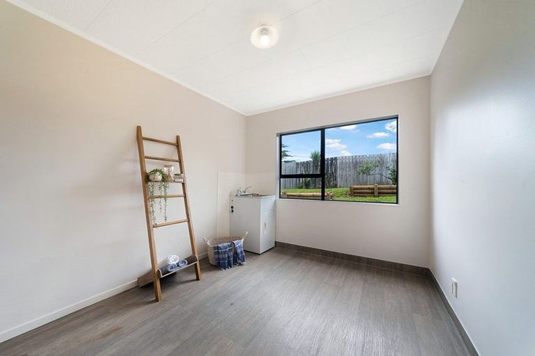 Photo of property in 2/12 Grimshaw Place, Henderson, Auckland, 0612