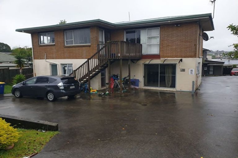 Photo of property in 2/940 East Coast Road, Northcross, Auckland, 0630
