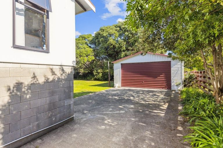 Photo of property in 24 Freyberg Crescent, Waikanae Beach, Waikanae, 5036