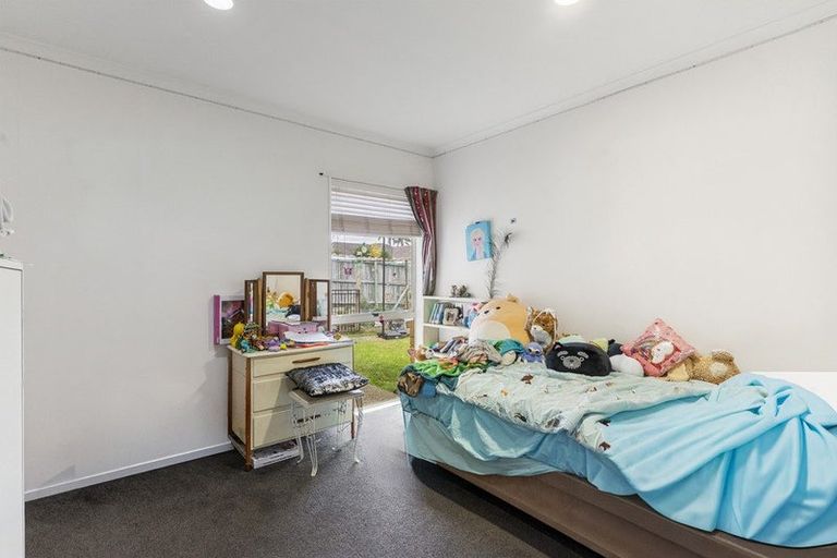 Photo of property in 24 Corta Bella Place, Golflands, Auckland, 2013