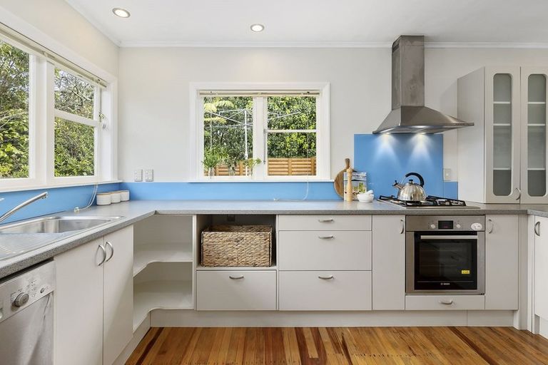 Photo of property in 9 Lane Crescent, Tawa, Wellington, 5028