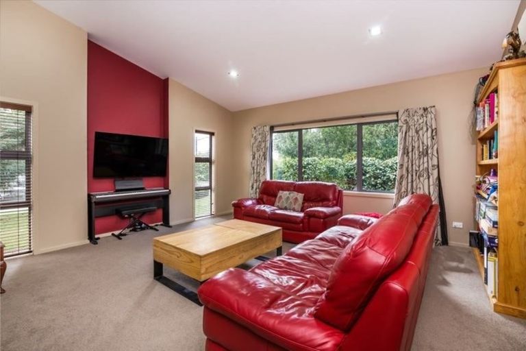 Photo of property in 10 Parawera Drive, Acacia Bay, Taupo, 3330