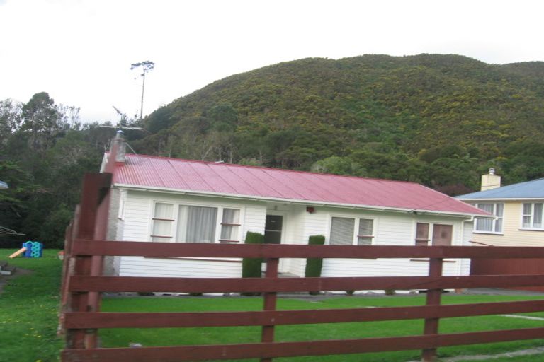 Photo of property in 5 Sunny Grove, Wainuiomata, Lower Hutt, 5014