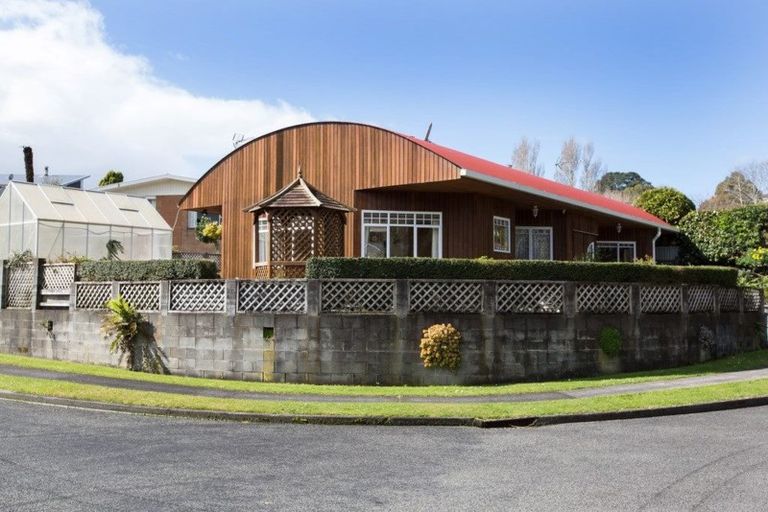Photo of property in 8a Spencer Place, Merrilands, New Plymouth, 4312