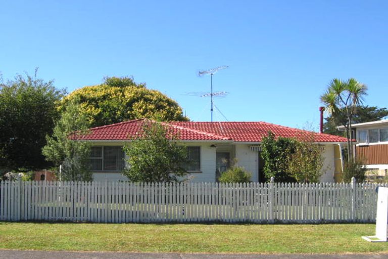 Photo of property in 10 Finlow Drive, Te Atatu South, Auckland, 0610