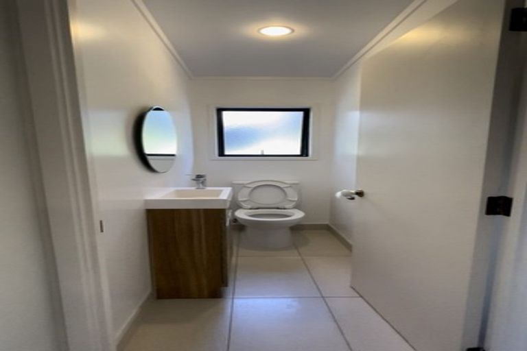 Photo of property in 2/5 Tahinga Street, Northcote, Auckland, 0627