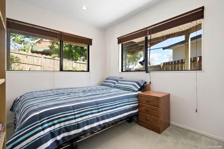Photo of property in 2/4 Mercury Lane, Windsor Park, Auckland, 0632