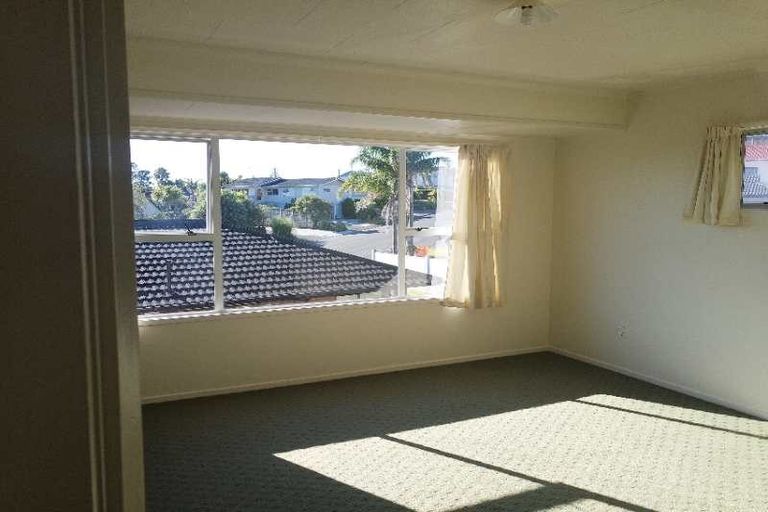 Photo of property in 1/46 John Dee Crescent, Red Beach, 0932