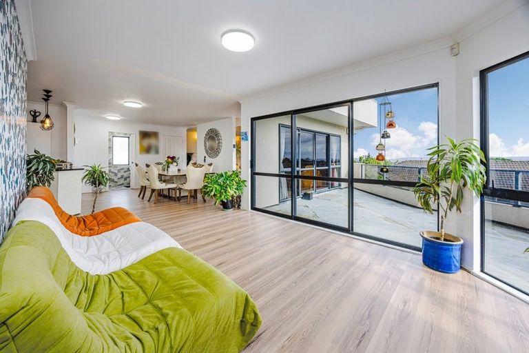 Photo of property in 40 Ewhurst Place, Goodwood Heights, Auckland, 2105