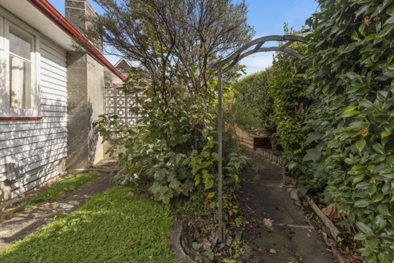Photo of property in 28 Glen Road, Stokes Valley, Lower Hutt, 5019