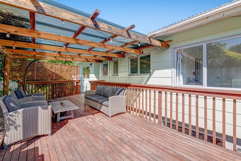 Photo of property in 8 Teviot Place, Totara Vale, Auckland, 0629
