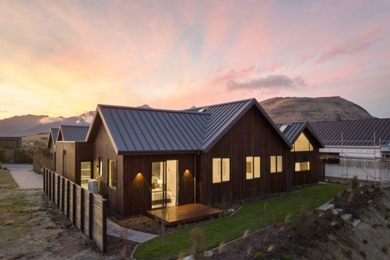 Photo of property in 28 Cunninghams Drive, Jacks Point, Queenstown, 9371