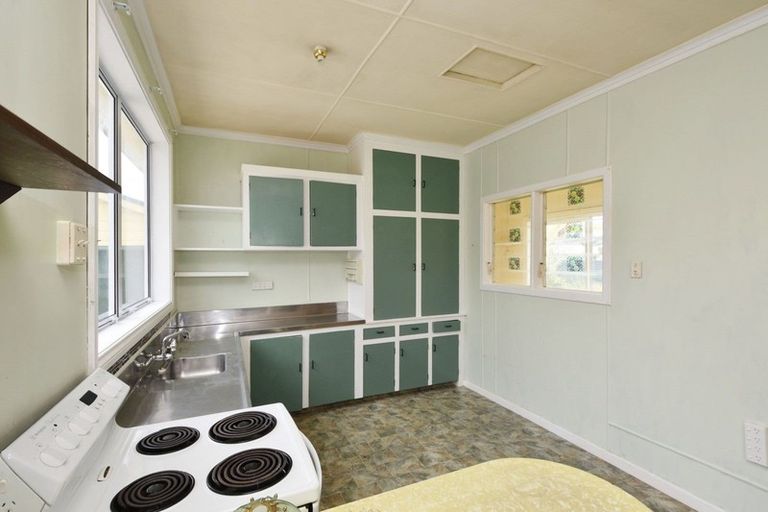 Photo of property in 10 Bridge Street, Tuatapere, 9620