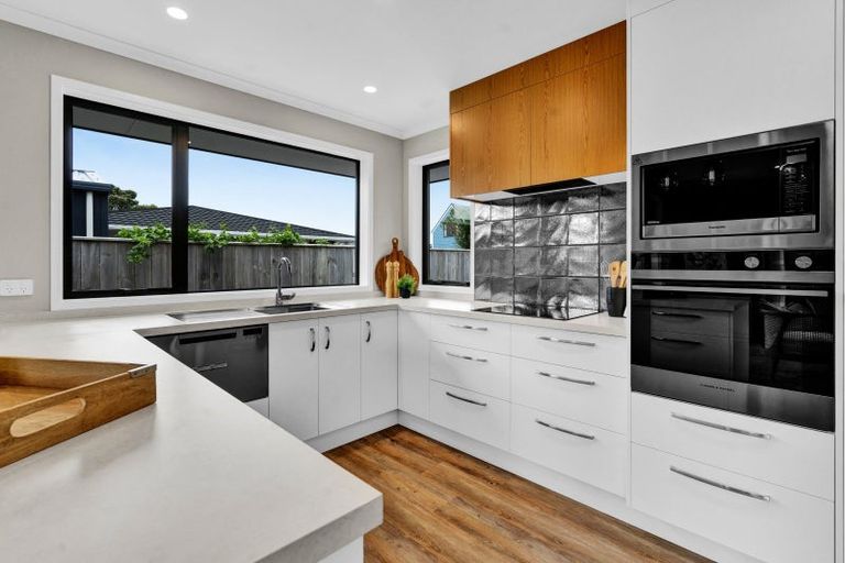 Photo of property in 18d Virginia Place, Whalers Gate, New Plymouth, 4310