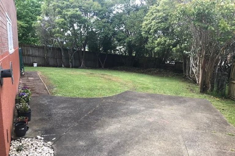 Photo of property in 2 Easton Park Parade, Glenfield, Auckland, 0629