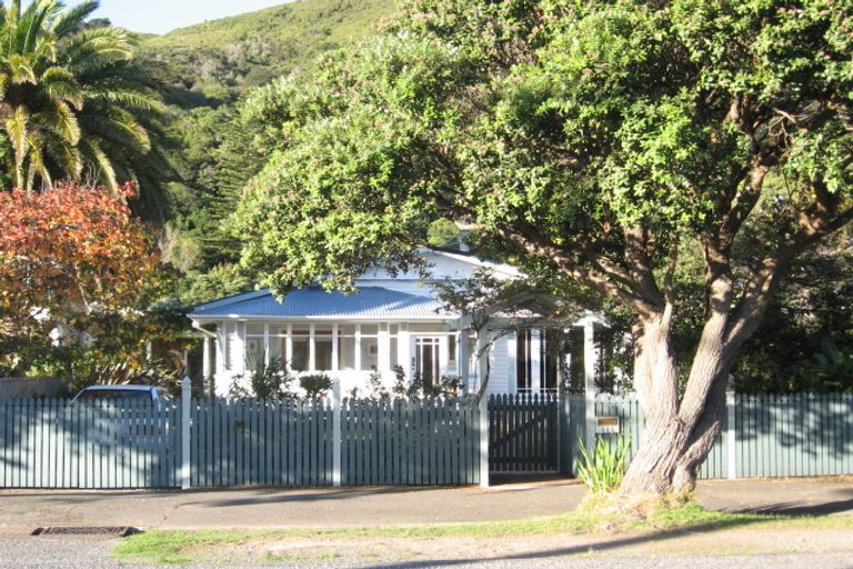 Photo of property in 111 Oroua Street, Eastbourne, Lower Hutt, 5013
