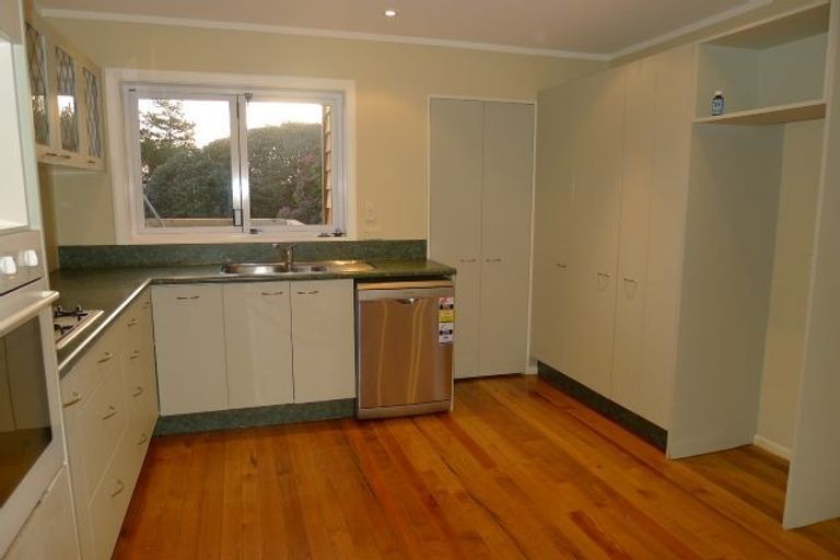 Photo of property in 64 Seddon Street, Waikanae, 5036