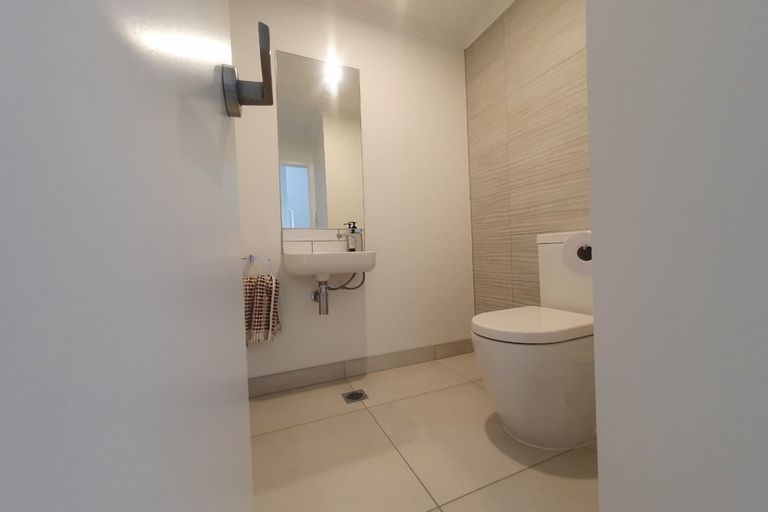 Photo of property in 18 Hobsonville Point Road, Hobsonville, Auckland, 0616