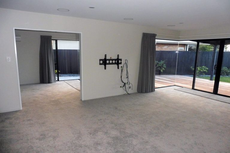 Photo of property in 2/17 Fieldmoor Place, Parklands, Christchurch, 8083