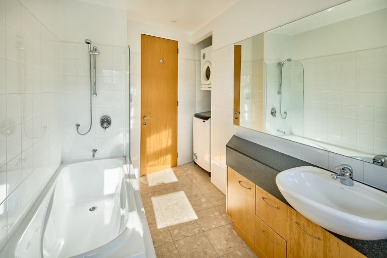 Photo of property in Endeavour Apartments, 3/125 Thorndon Quay, Pipitea, Wellington, 6011