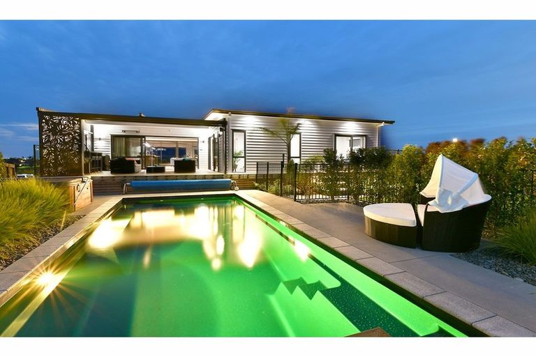 Photo of property in 110 Arran Point Parade, Orewa, 0931