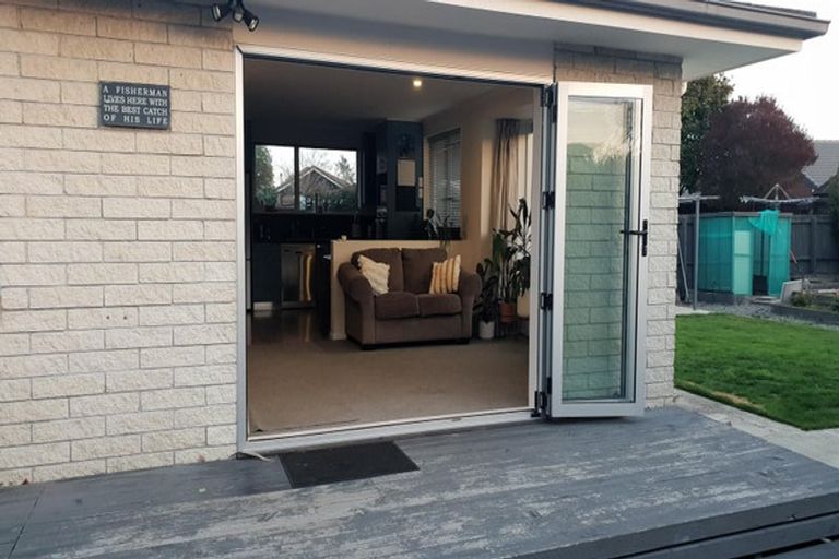 Photo of property in 2/97 Royal Park Drive, Parklands, Christchurch, 8083