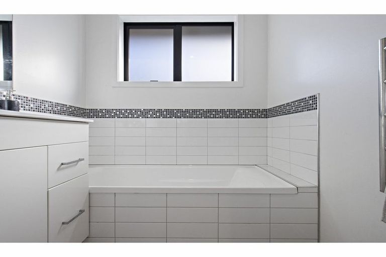 Photo of property in 2/69 Tyrone Street, Belfast, Christchurch, 8051