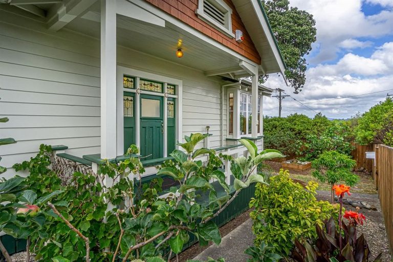 Photo of property in 13 Islington Avenue, New Lynn, Auckland, 0600