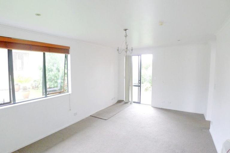 Photo of property in 9 Plumstead Rise, Glen Eden, Auckland, 0602
