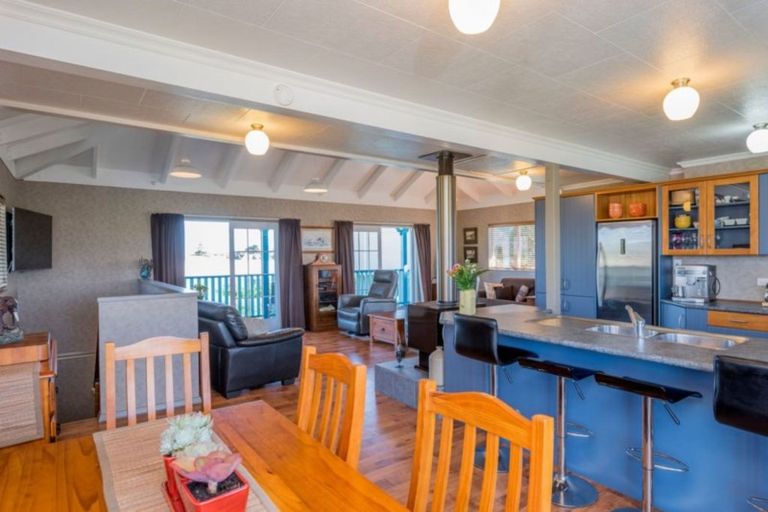 Photo of property in 9 Sylvia Way, Te Horo Beach, Otaki, 5581