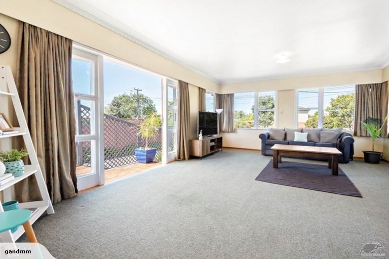 Photo of property in 90 Gloria Avenue, Te Atatu Peninsula, Auckland, 0610