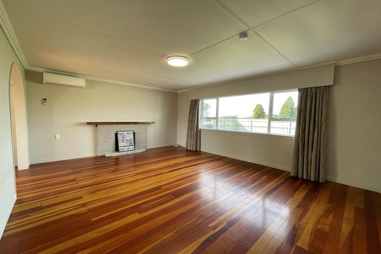 Photo of property in 382 South Road, Omata, New Plymouth, 4374