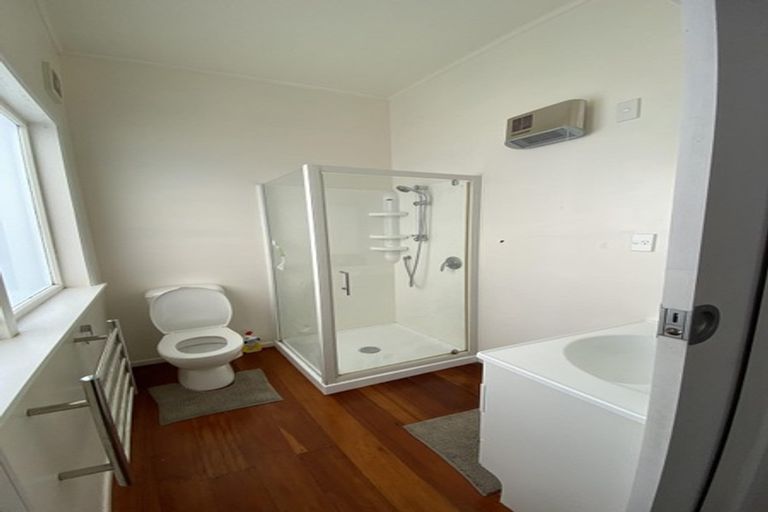 Photo of property in 136 Northland Road, Northland, Wellington, 6012