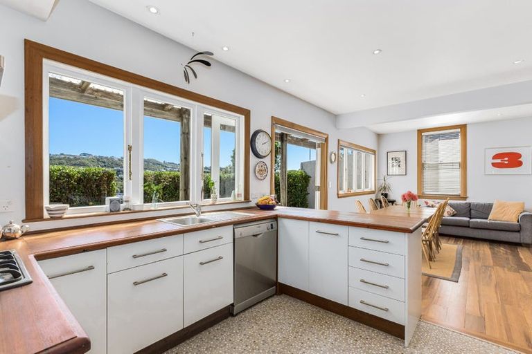 Photo of property in 18 Mills Road, Brooklyn, Wellington, 6021